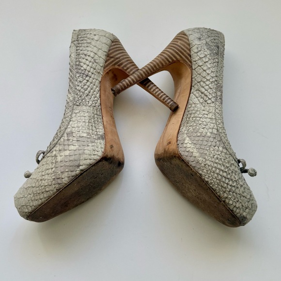 BCBGMaxAzria Gray Snakeskin Print Heels size 7 . Animal Print Stiletto Pumps - Picture 10 of 10